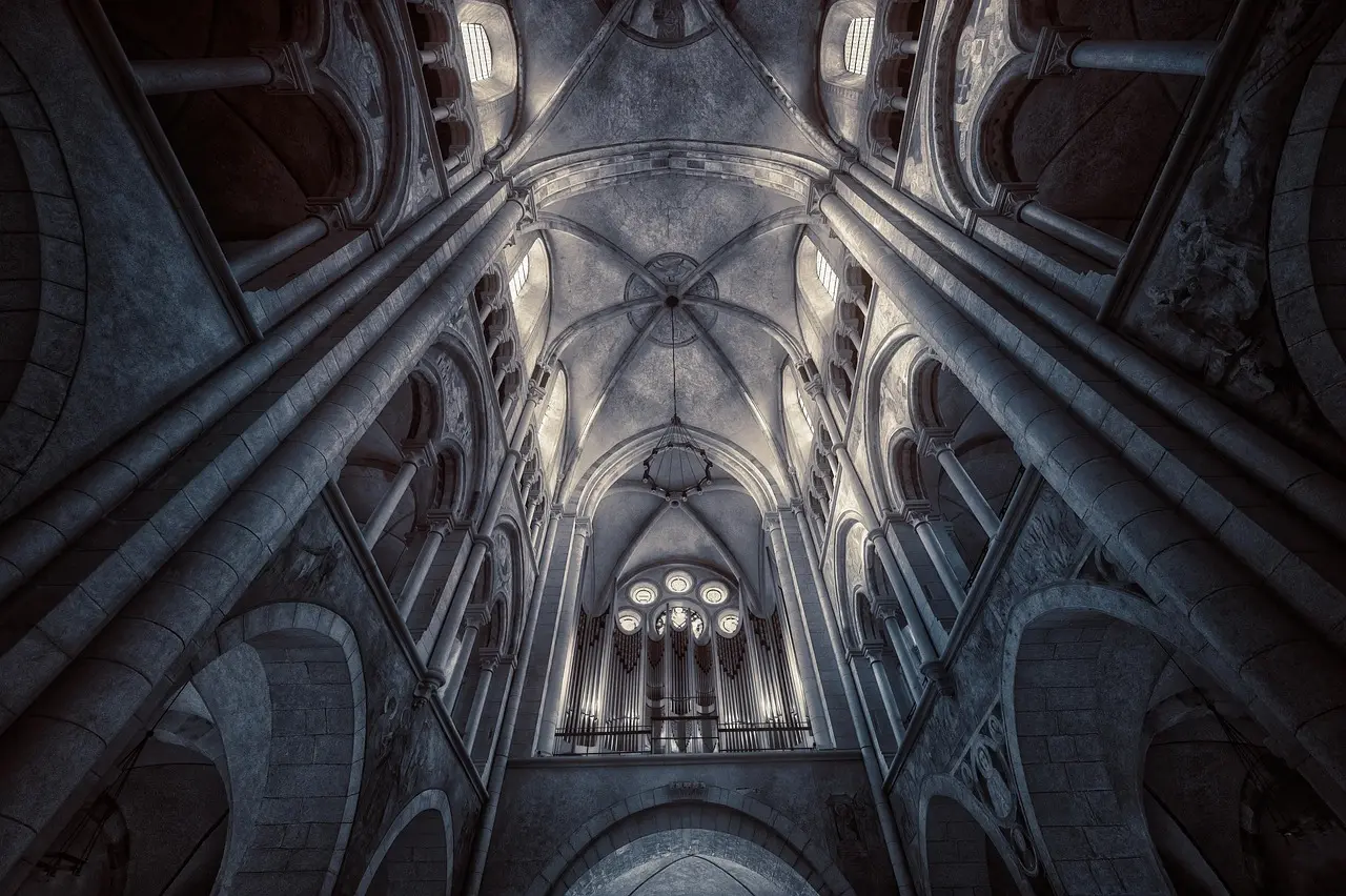 Katedralinteriør med høje søjler og hvælvet loft