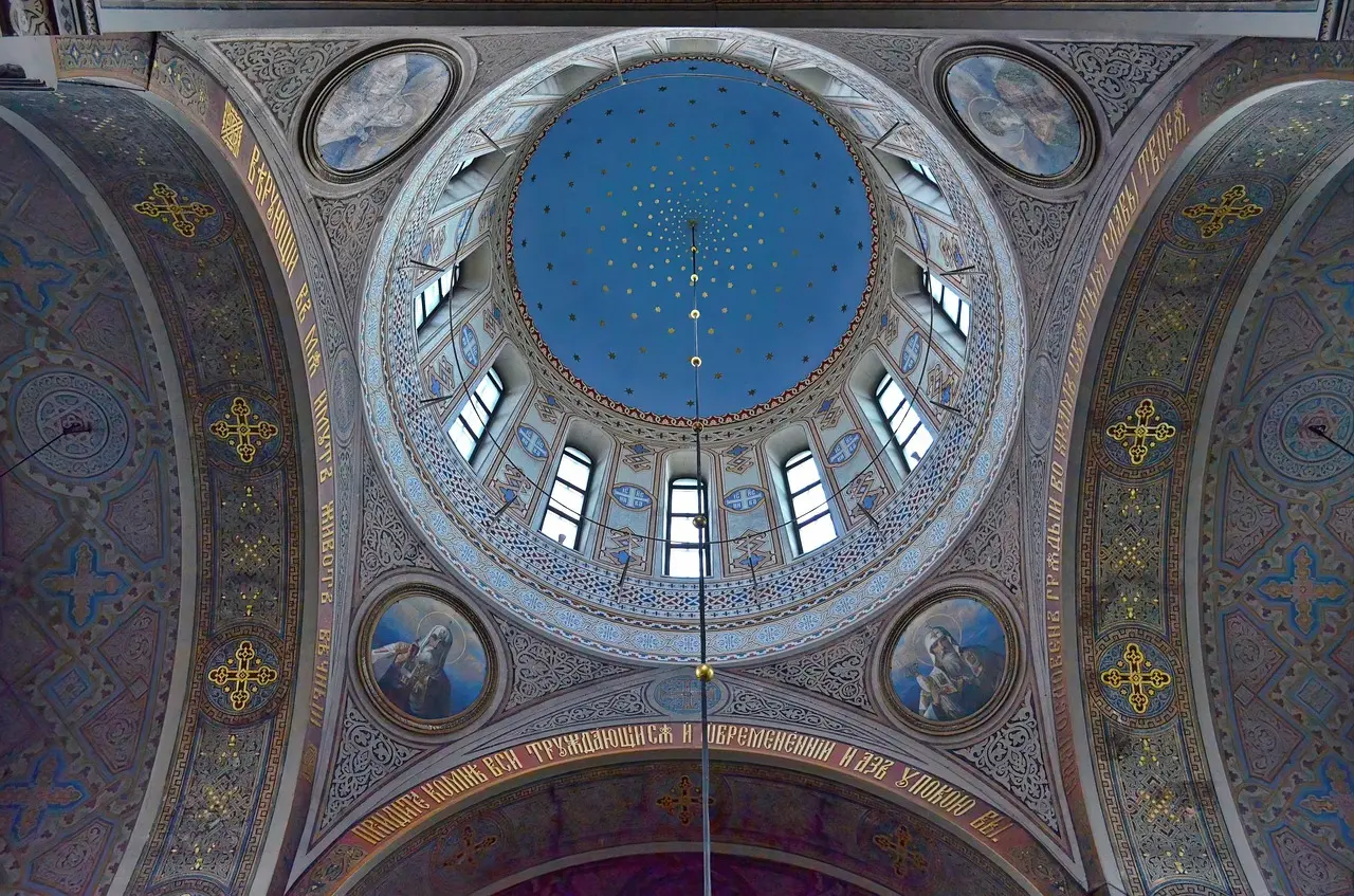 Har Uspenski-katedralen åbent om søndage?